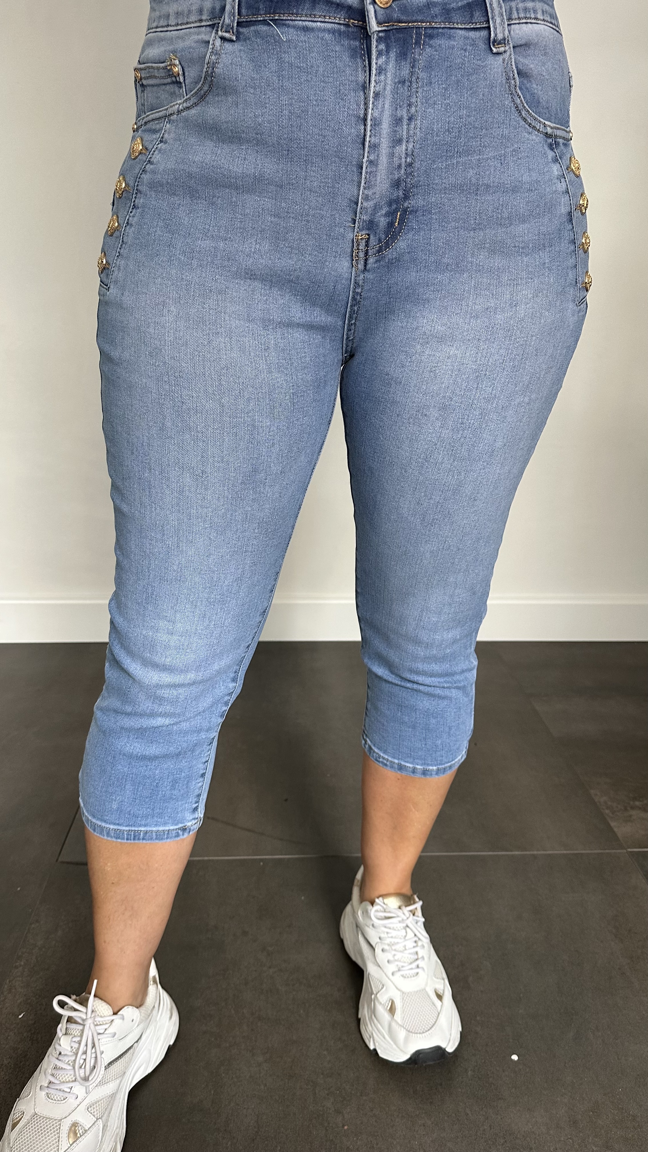 Capri stretch jeans met knopen langs de zak