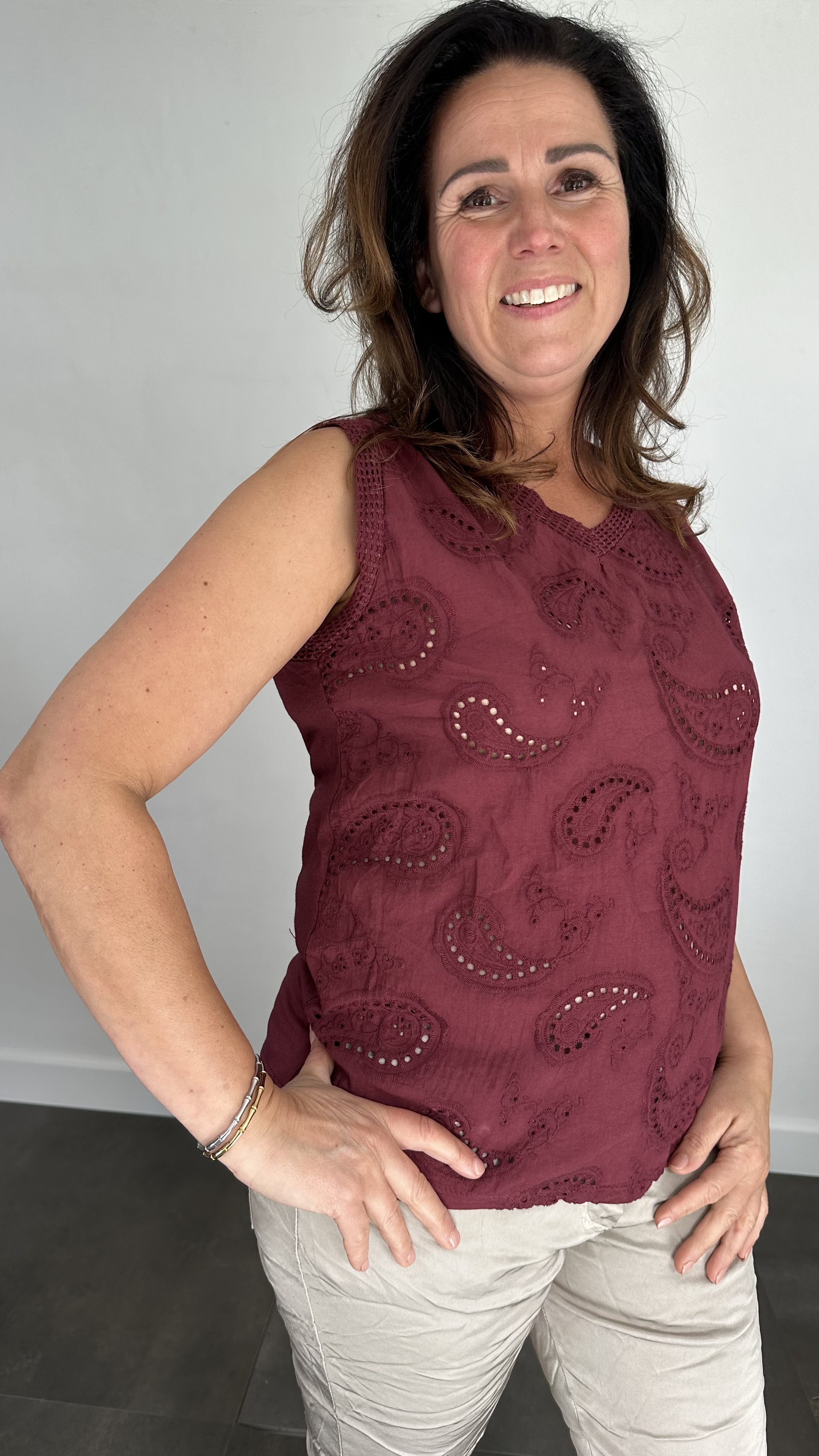 Mouwloze top broderie bordeaux