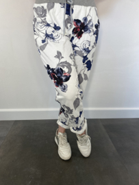 Joggingbroek ecru blauwe bloem +size