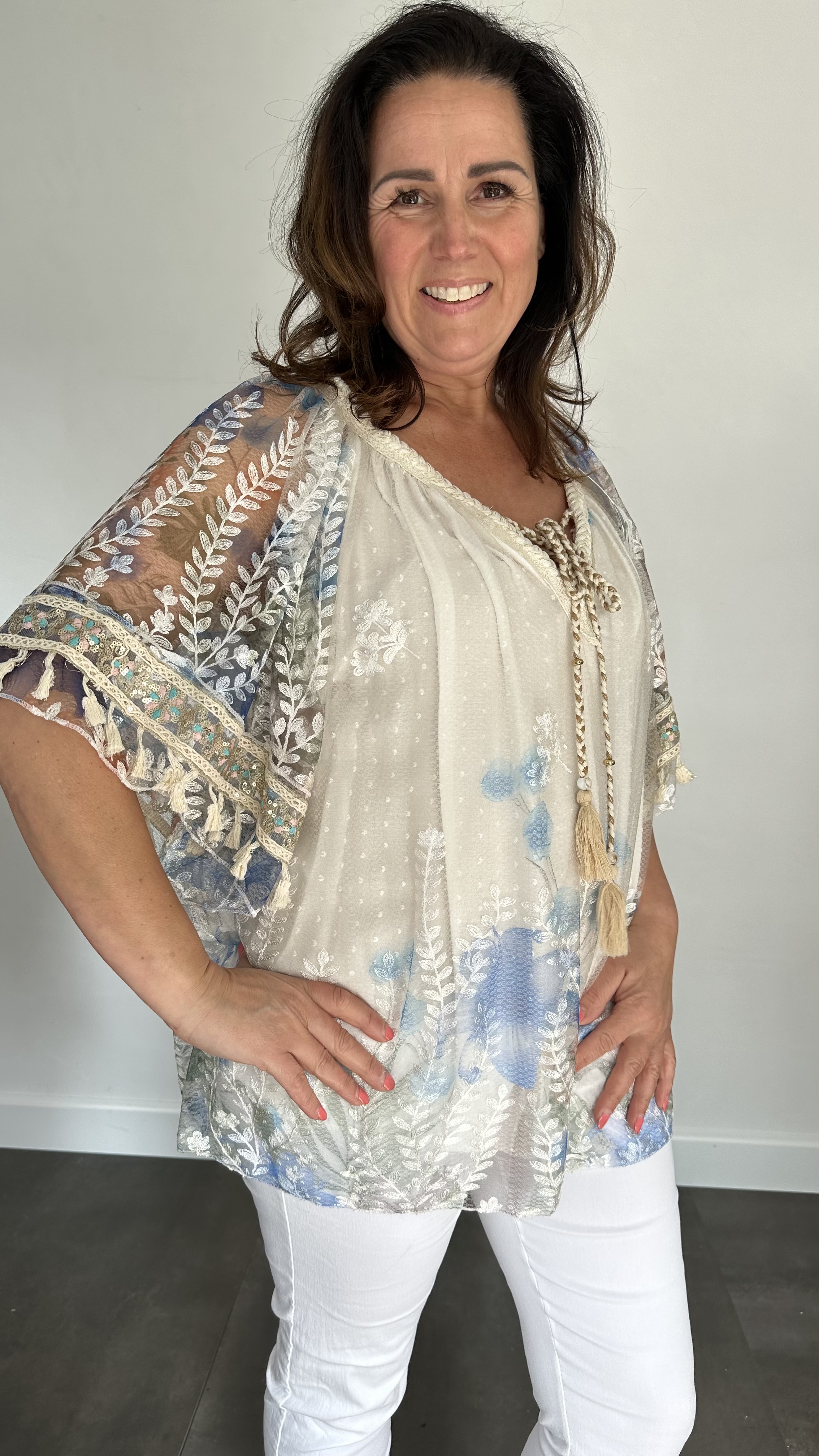 Tule blouse met bloemen print +SIZE kobalt