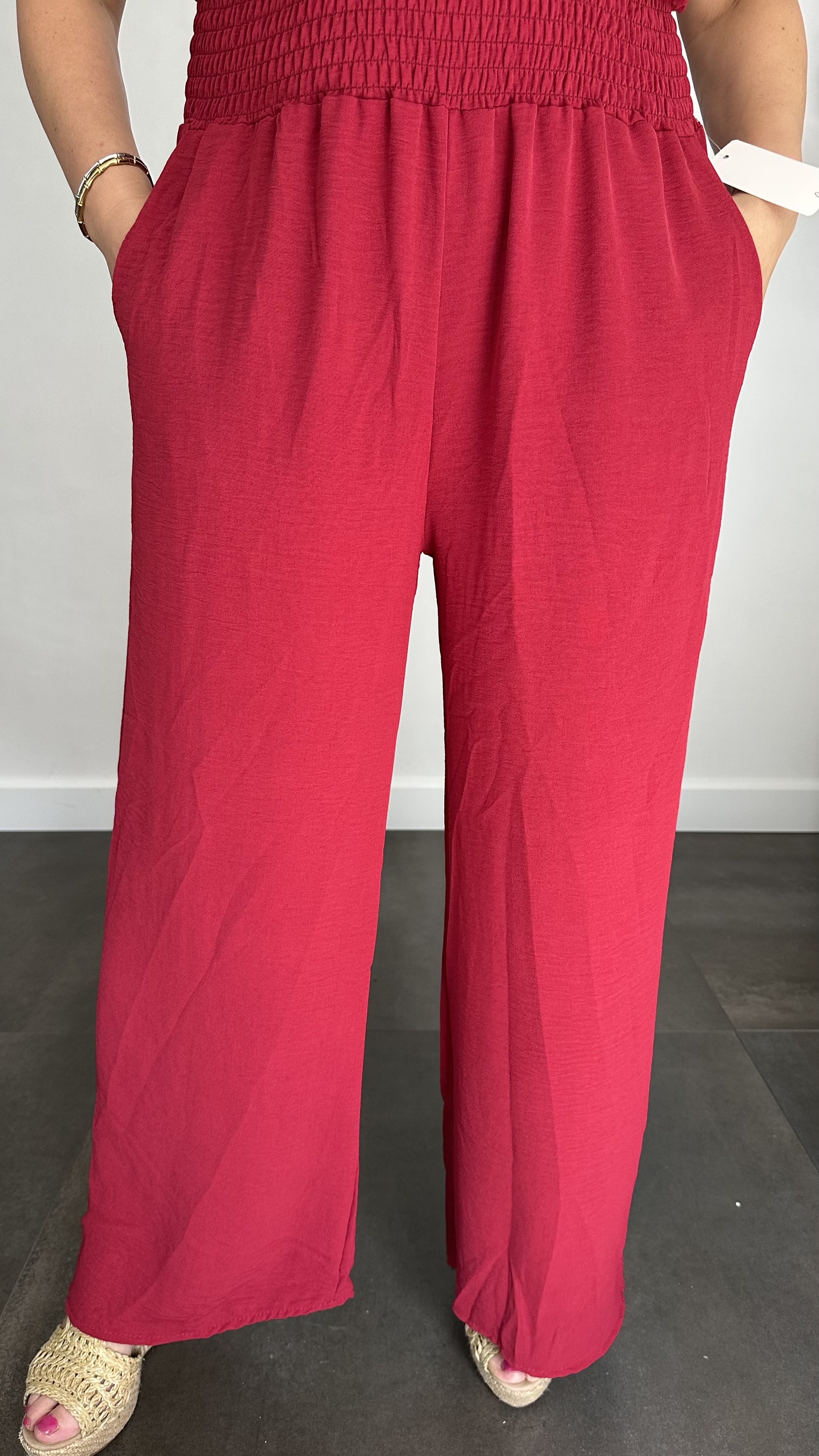 Crepe broek met gesmokte tailleband bordeaux