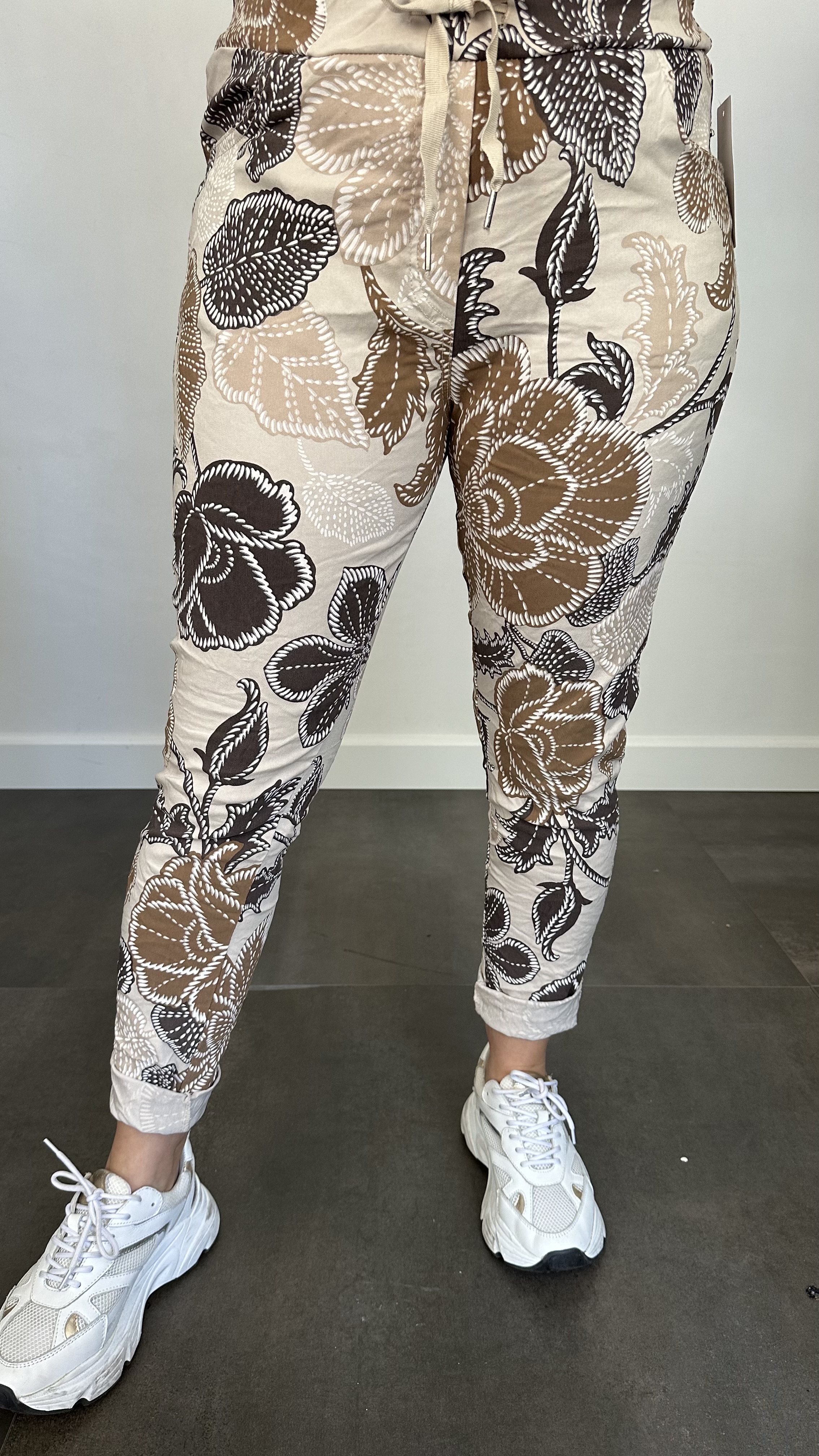 Joggjeans Feline gebloemd zand