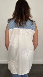 Mouwloze broderie blouse met denim kraag