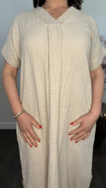 Linnenlook jurk met gehaakt kant Zand