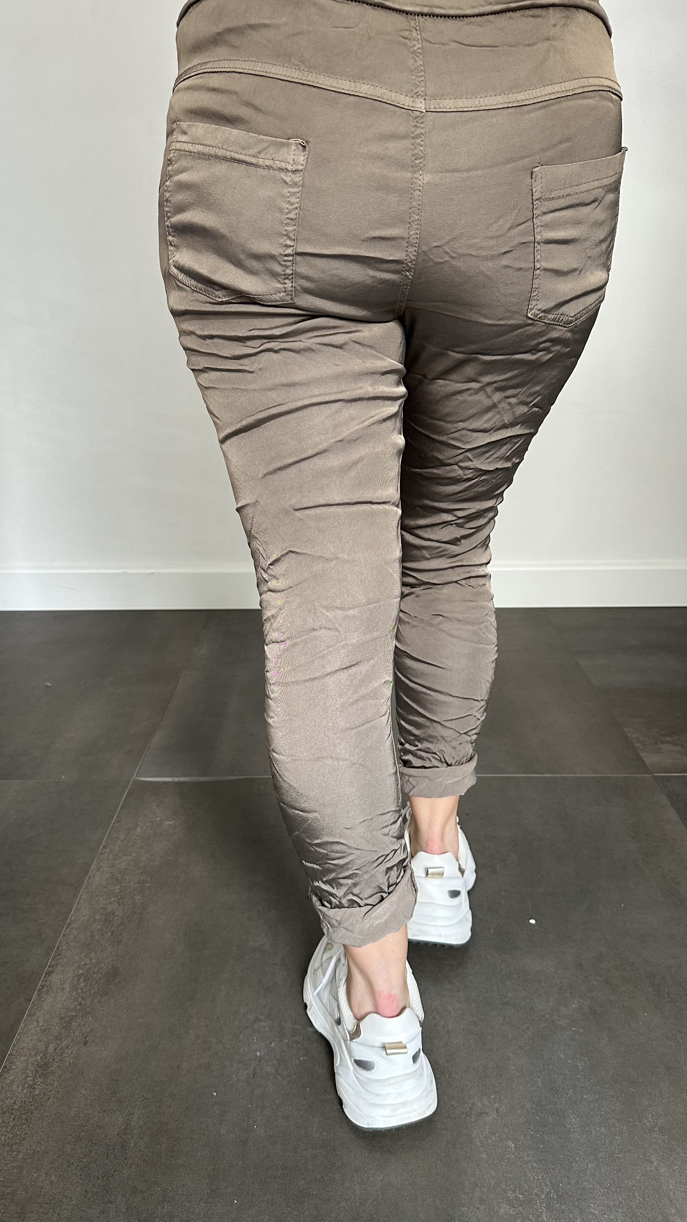 Joggjeans met glans  taupe
