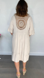 Jurk met gehaakt detail op de rug zand