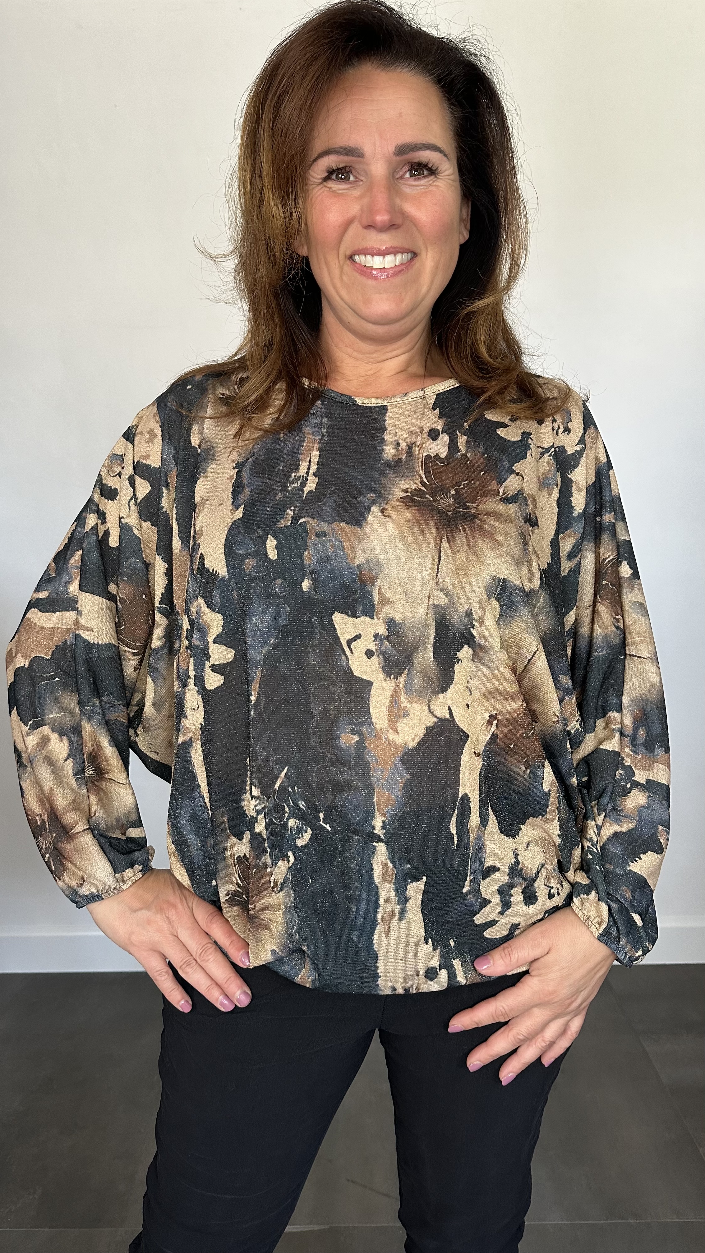 Top met elastiek marble flower blauw/bruin