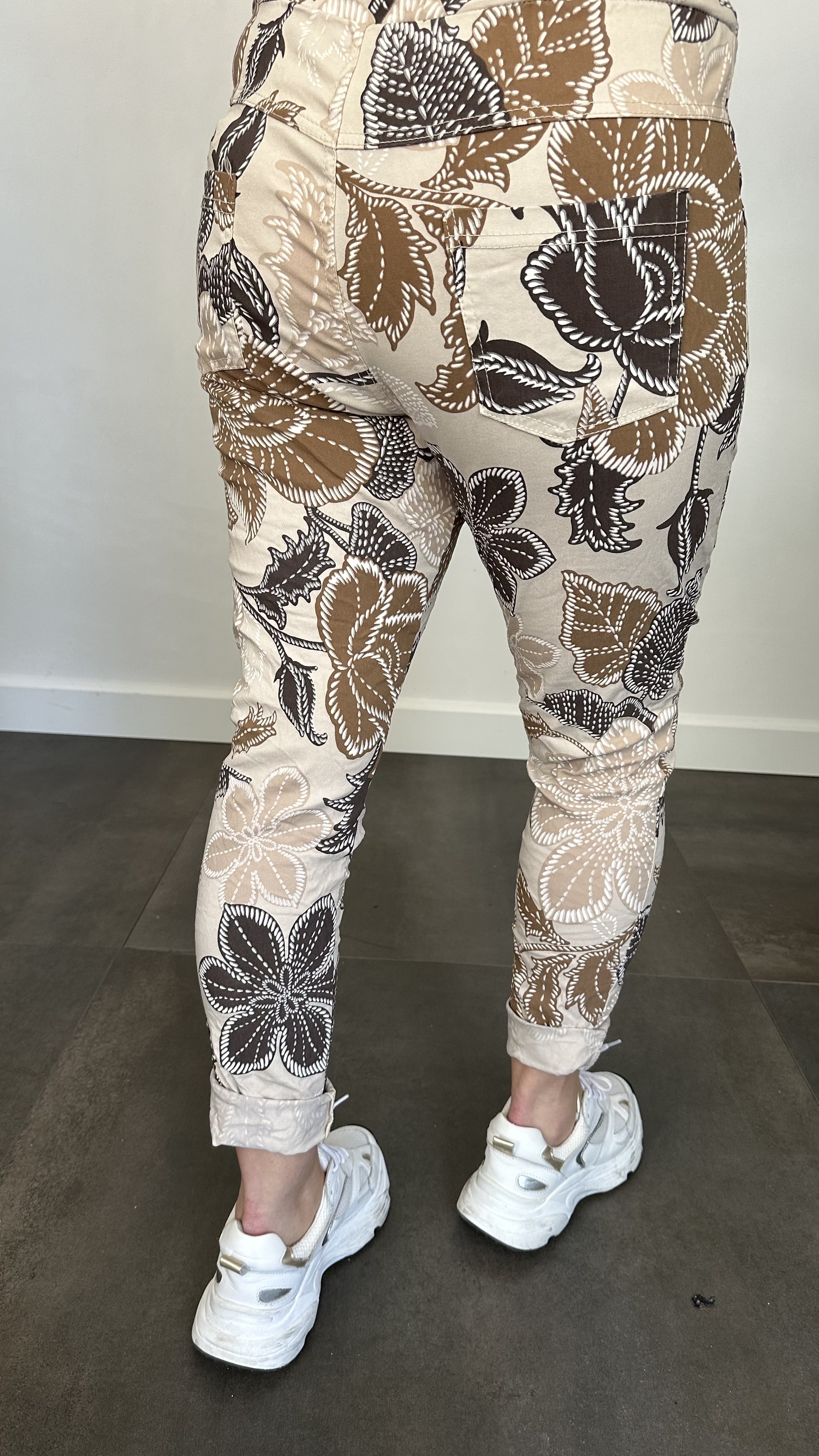 Joggjeans Feline gebloemd zand