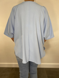 Top met open schouders+ ketting licht blauw