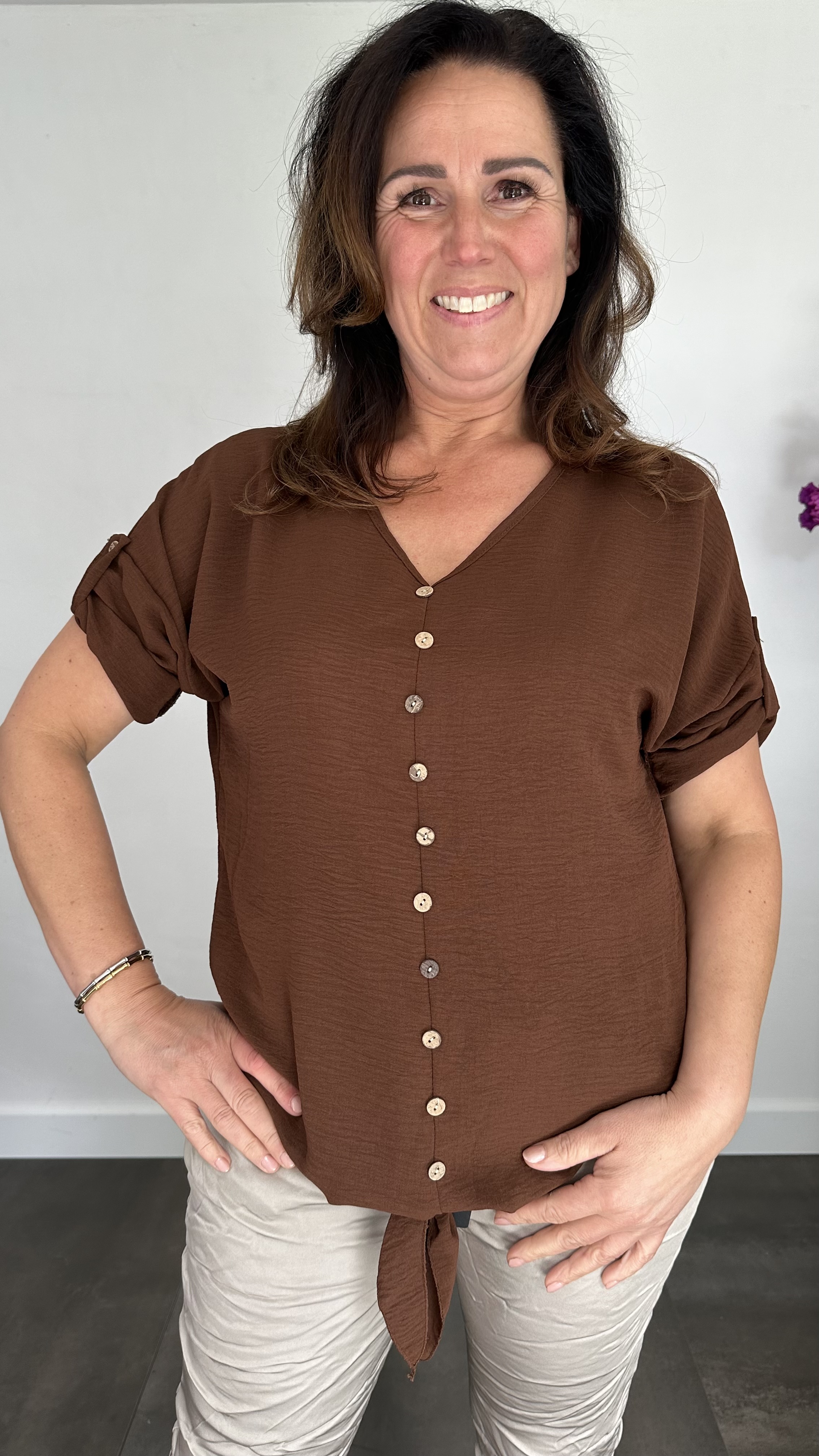 Blouse tessy met knoop donker bruin