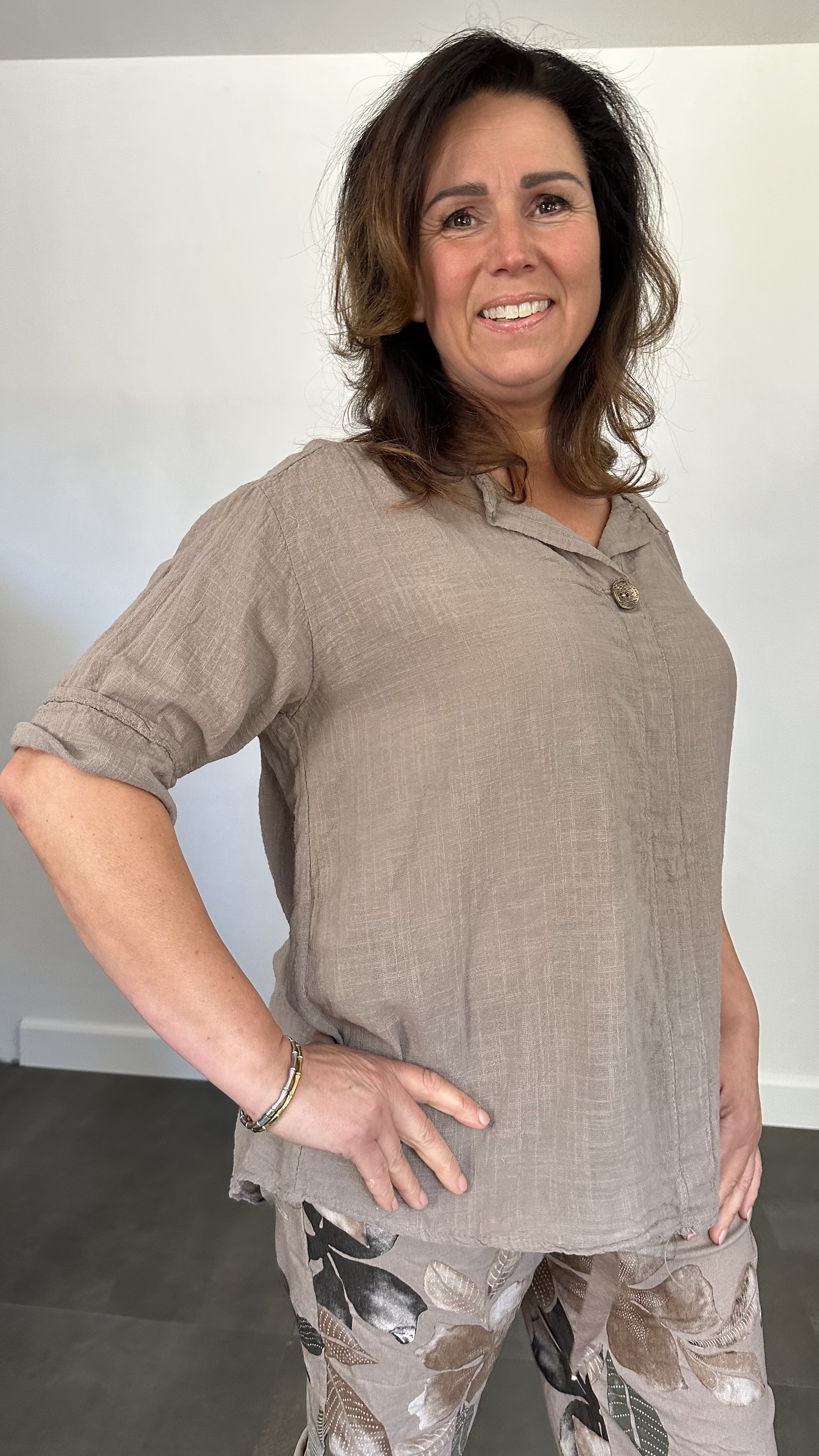 Linnenlook blouse met knoop taupe