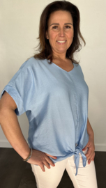 Top met gehaakt detail op de rug ijs blauw