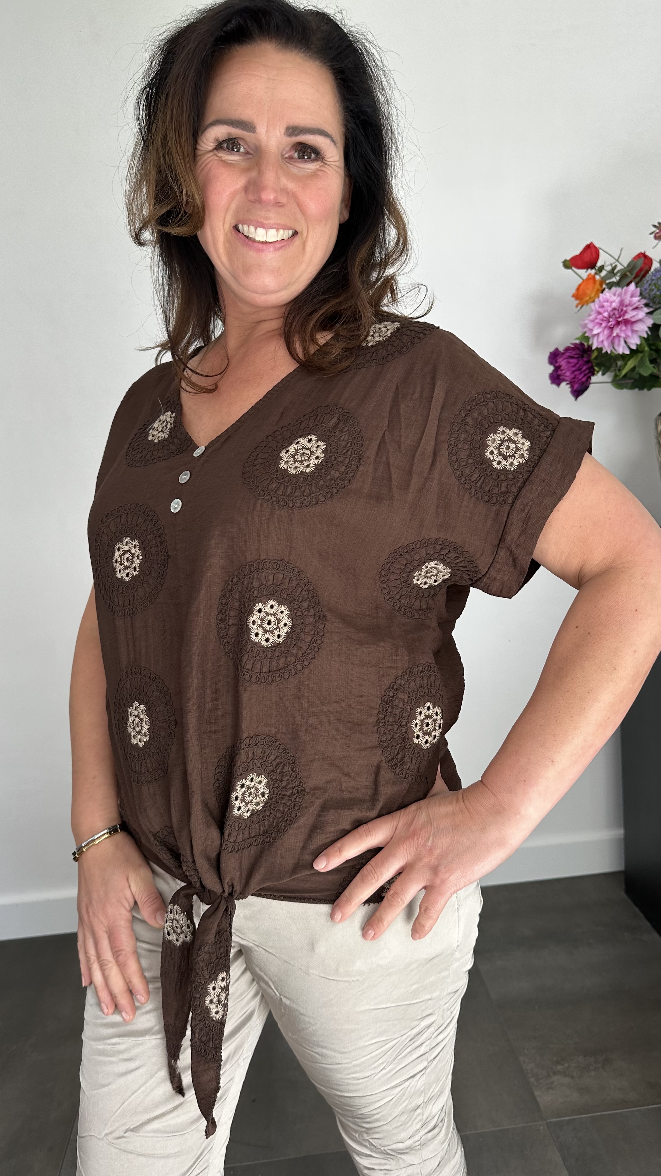 Top met knoop geborduurd bruin