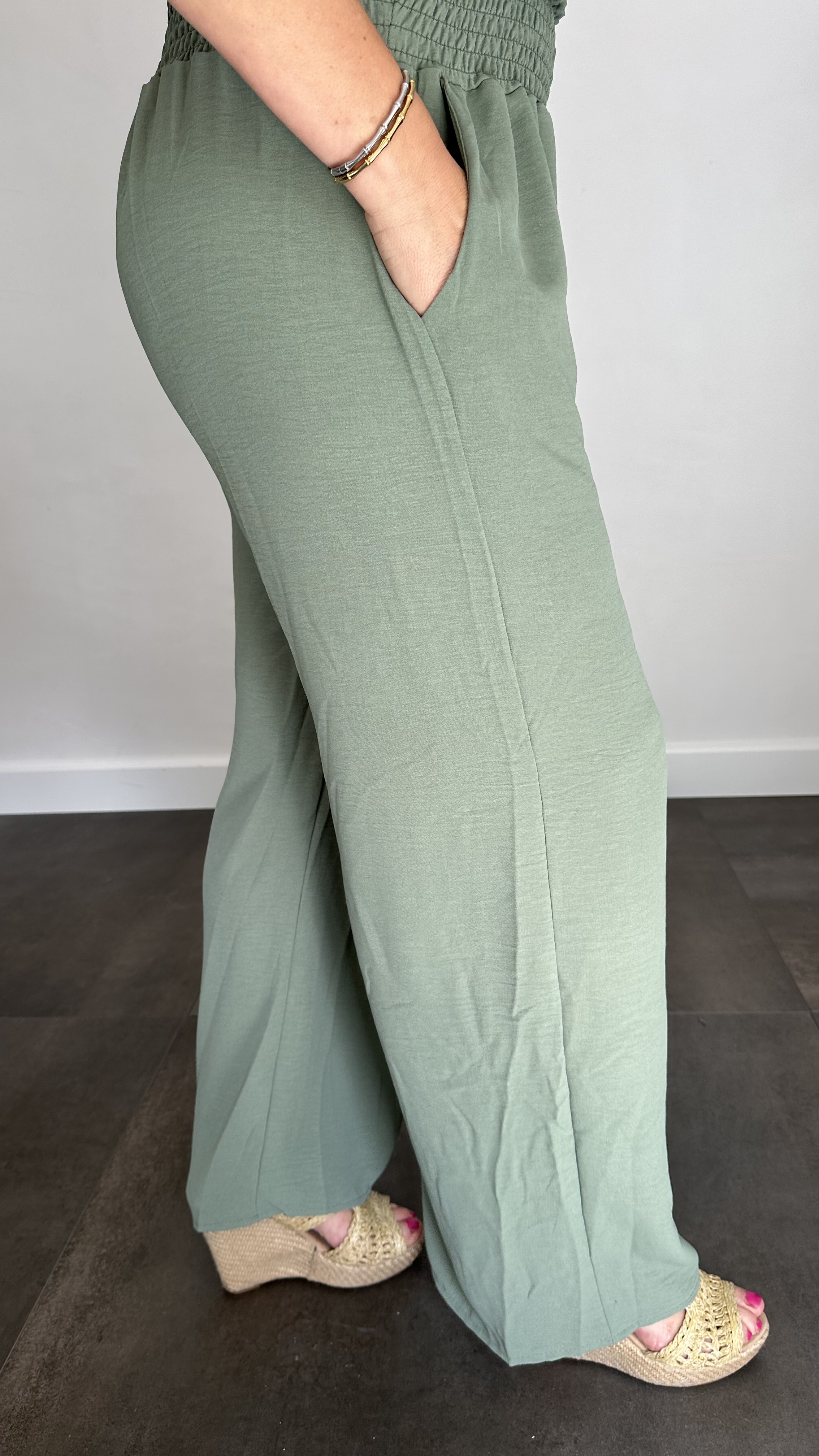 Crepe broek met gesmokte tailleband army