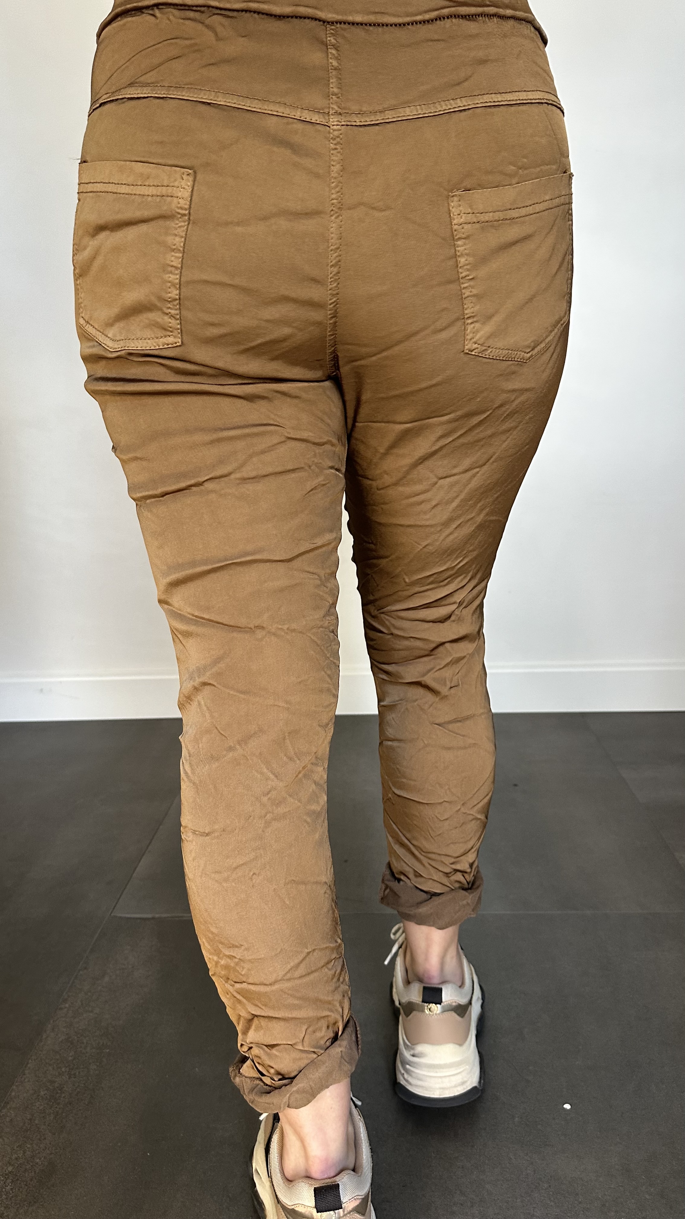 Joggjeans met glans cognac