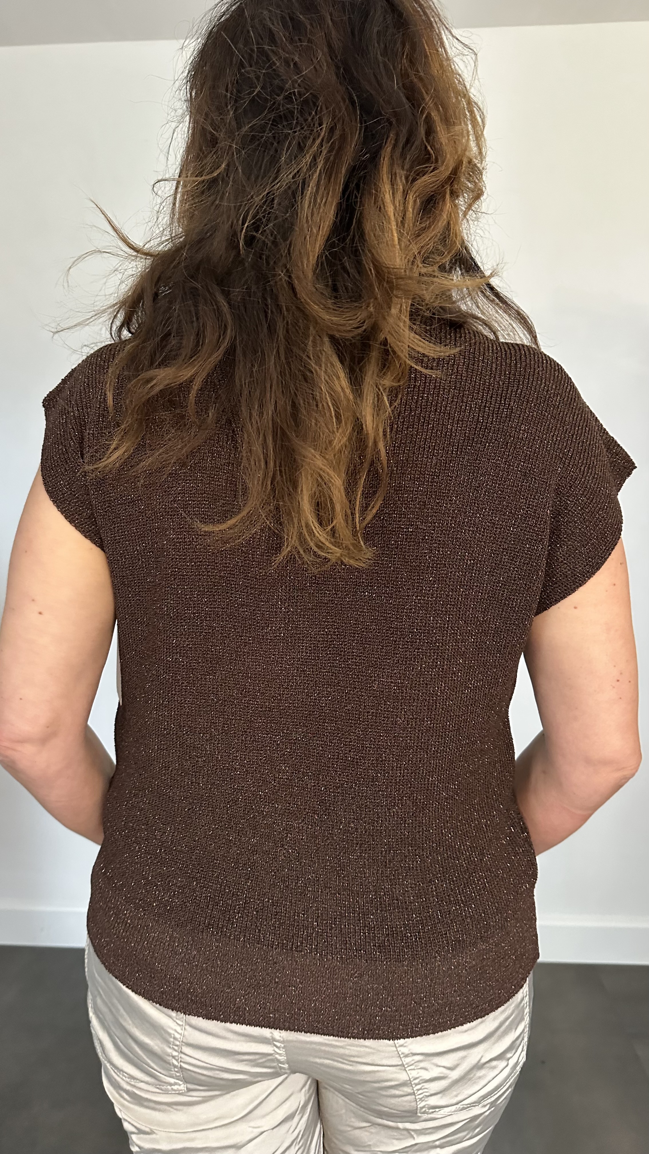 Fijn gebreid truitje met lurex donker bruin