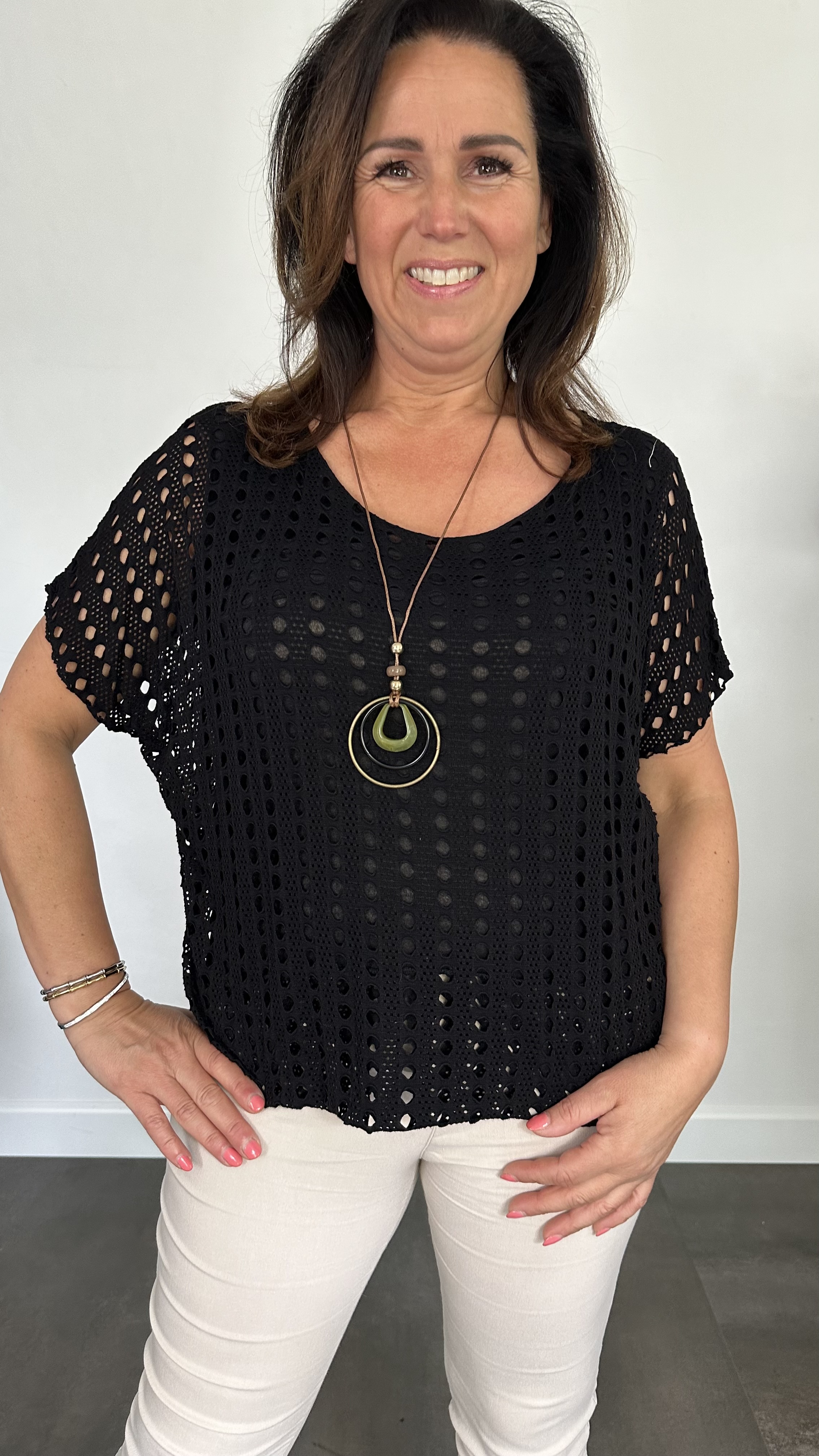 Shirt Lara met ketting zwart