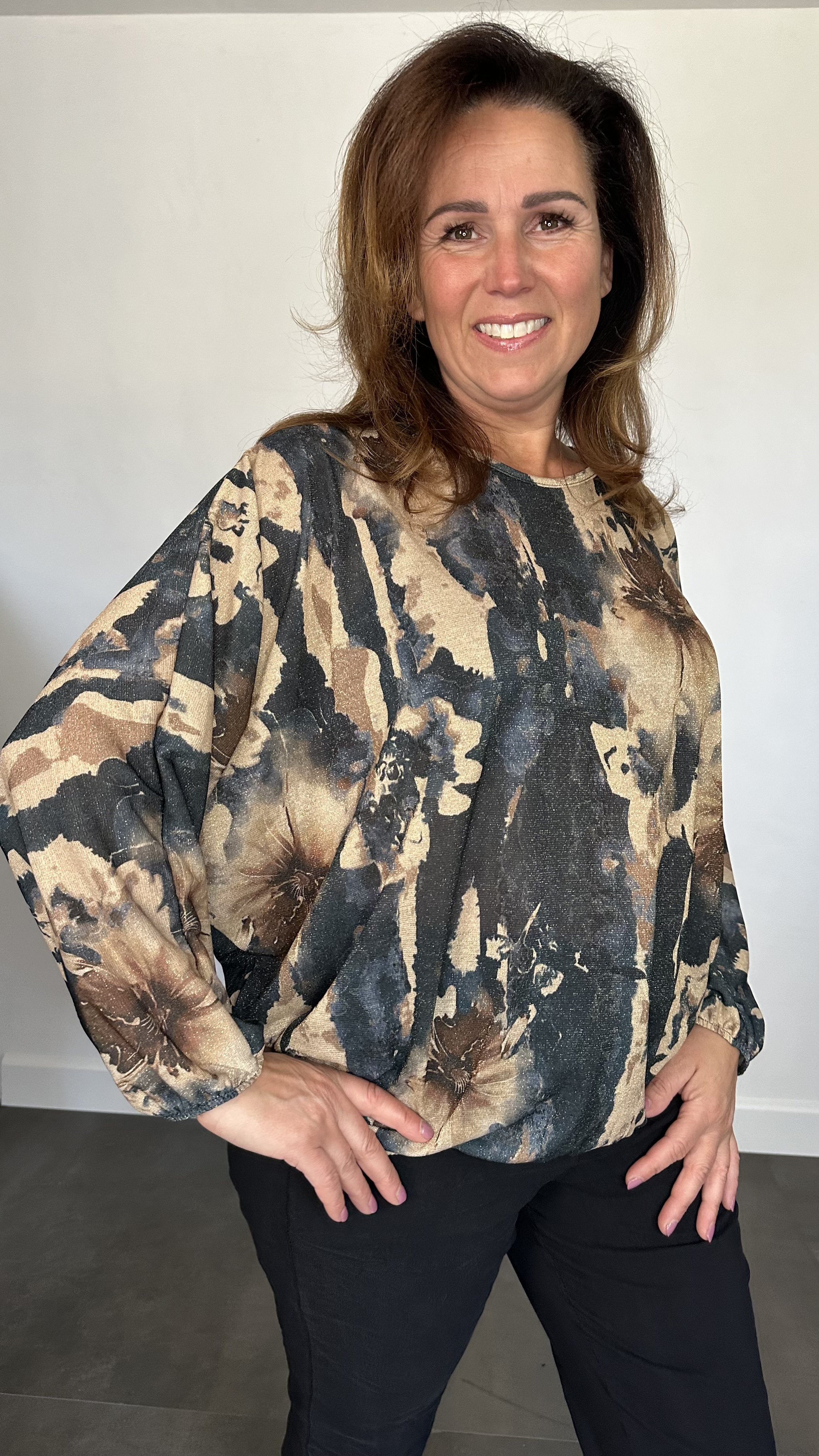 Top met elastiek marble flower blauw/bruin