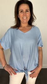 Top met gehaakt detail op de rug ijs blauw