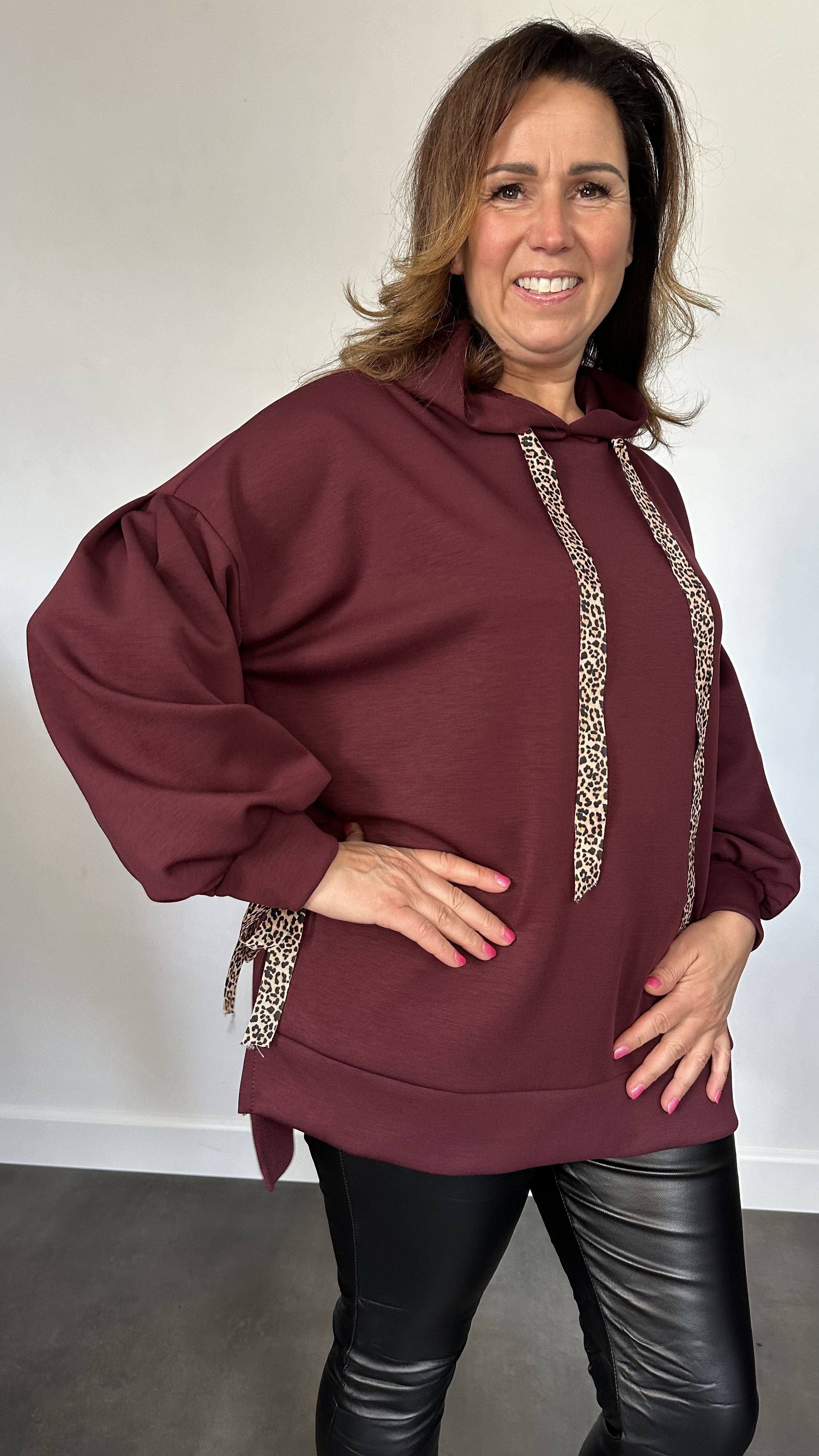 Sweater met capuchon en panter strikken wijnrood