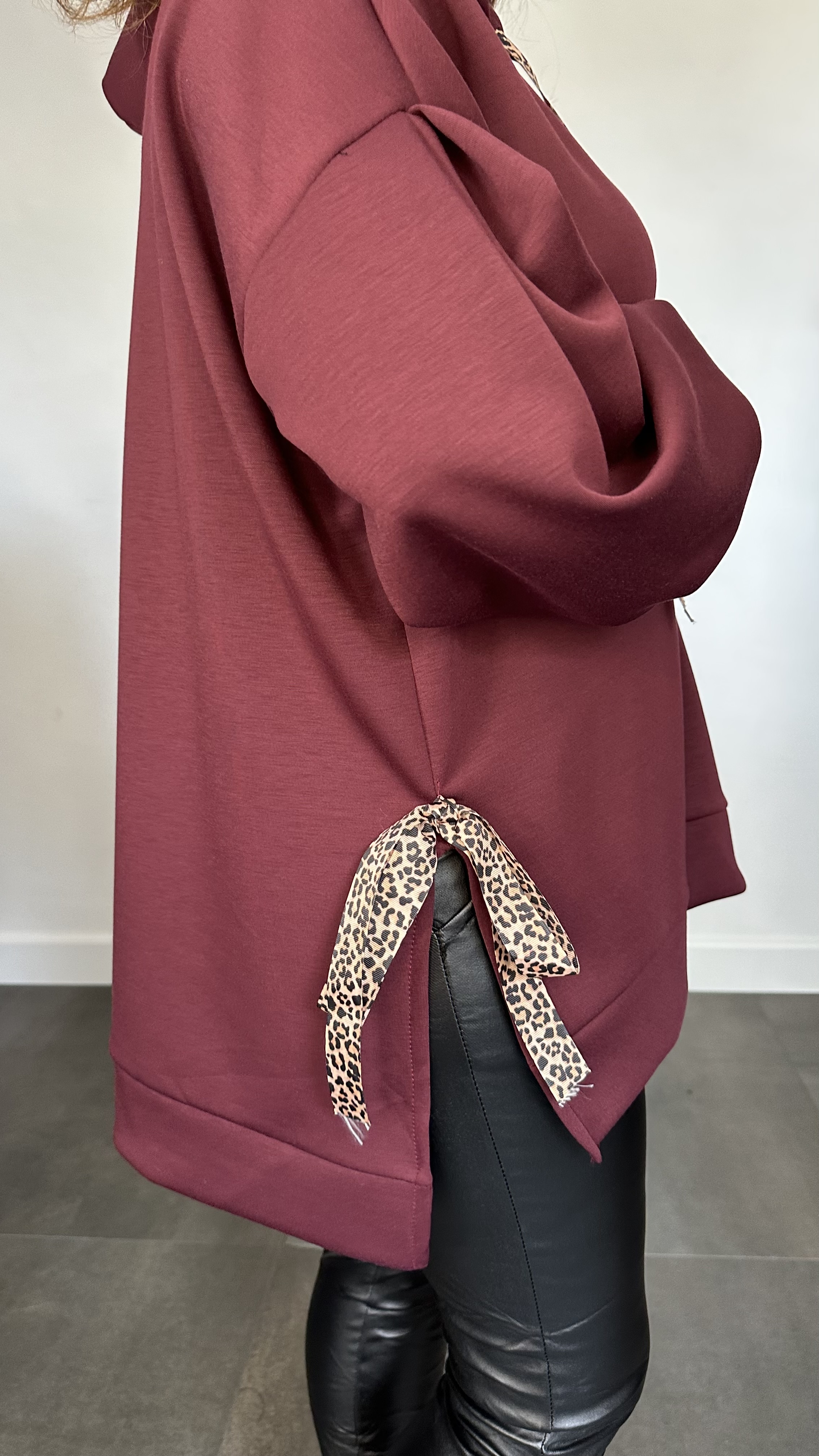 Sweater met capuchon en panter strikken wijnrood