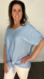 Top met gehaakt detail op de rug ijs blauw