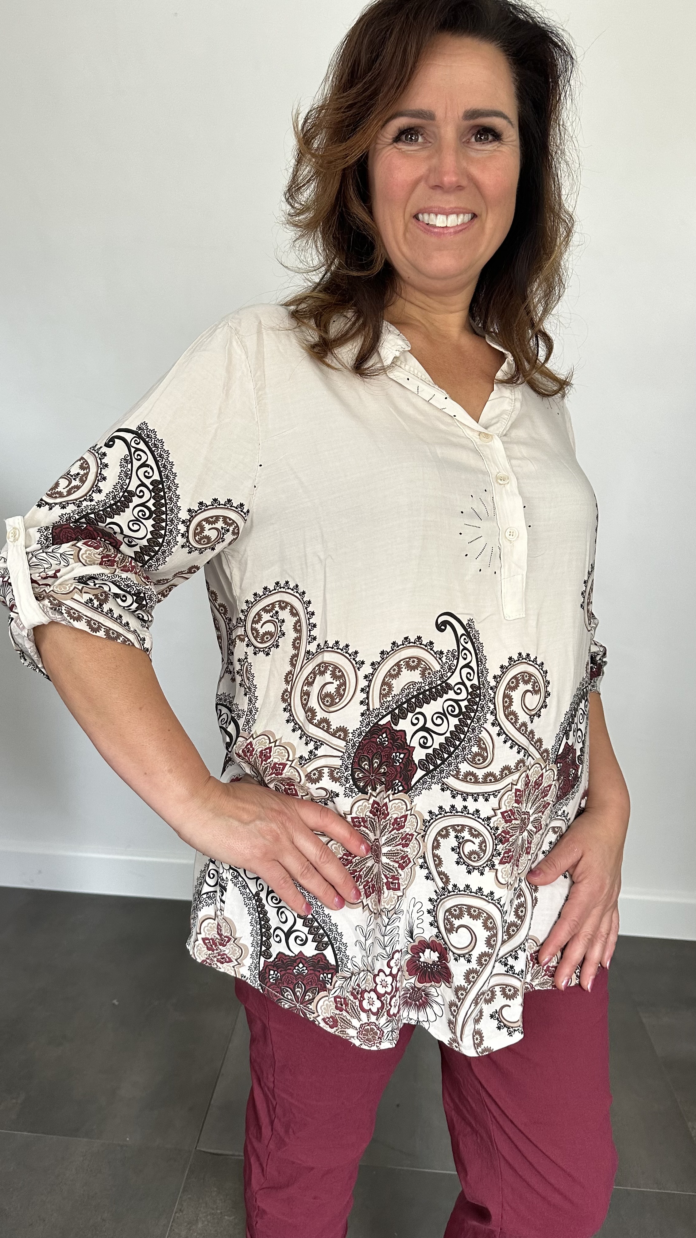 Blouse paisley met knoopjes zand/wijnrood
