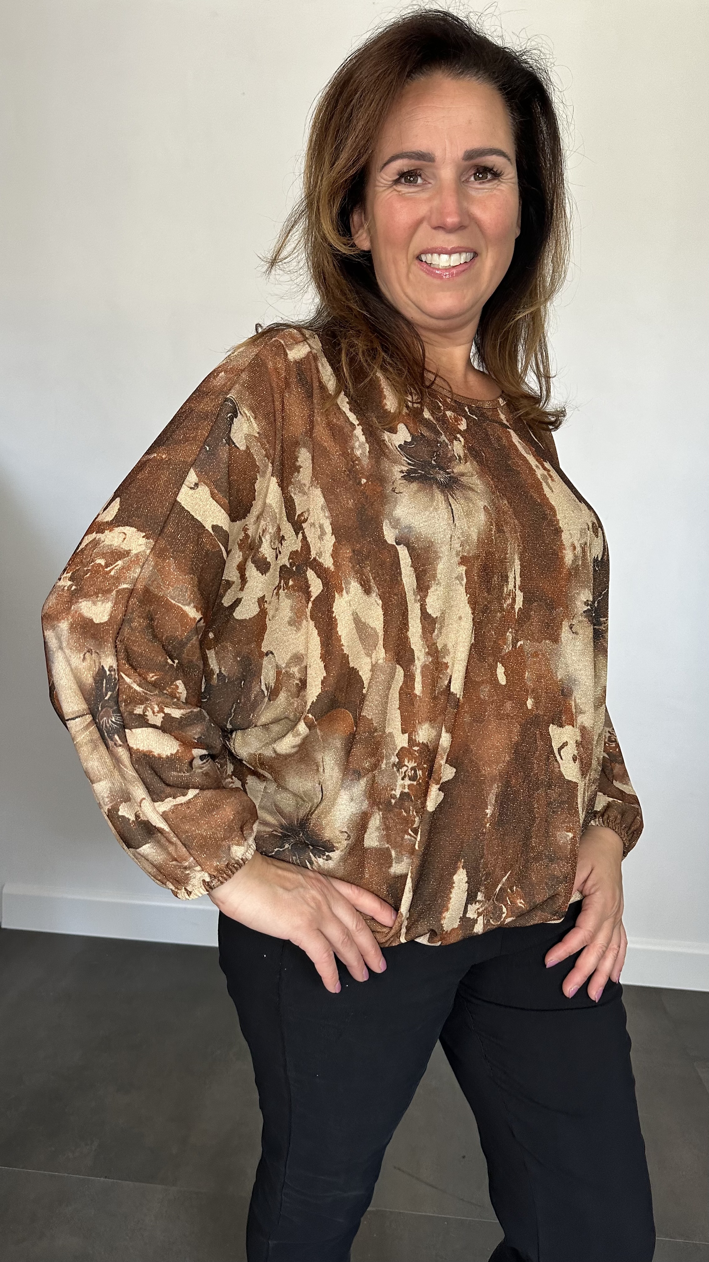 Top met elastiek marble flower cognac/bruin