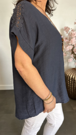 Shirt Nora kant +ketting Marine