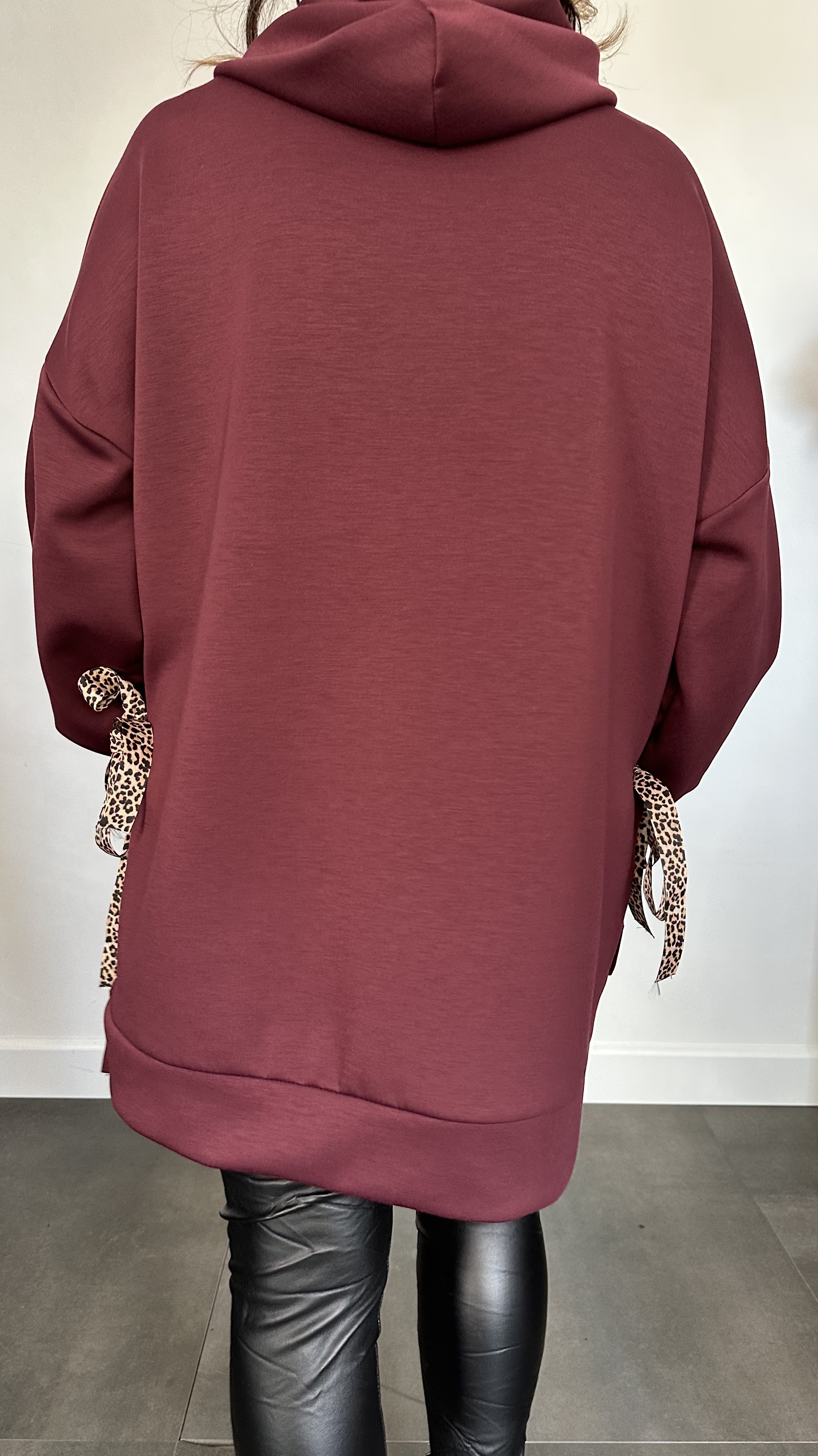 Sweater met capuchon en panter strikken wijnrood