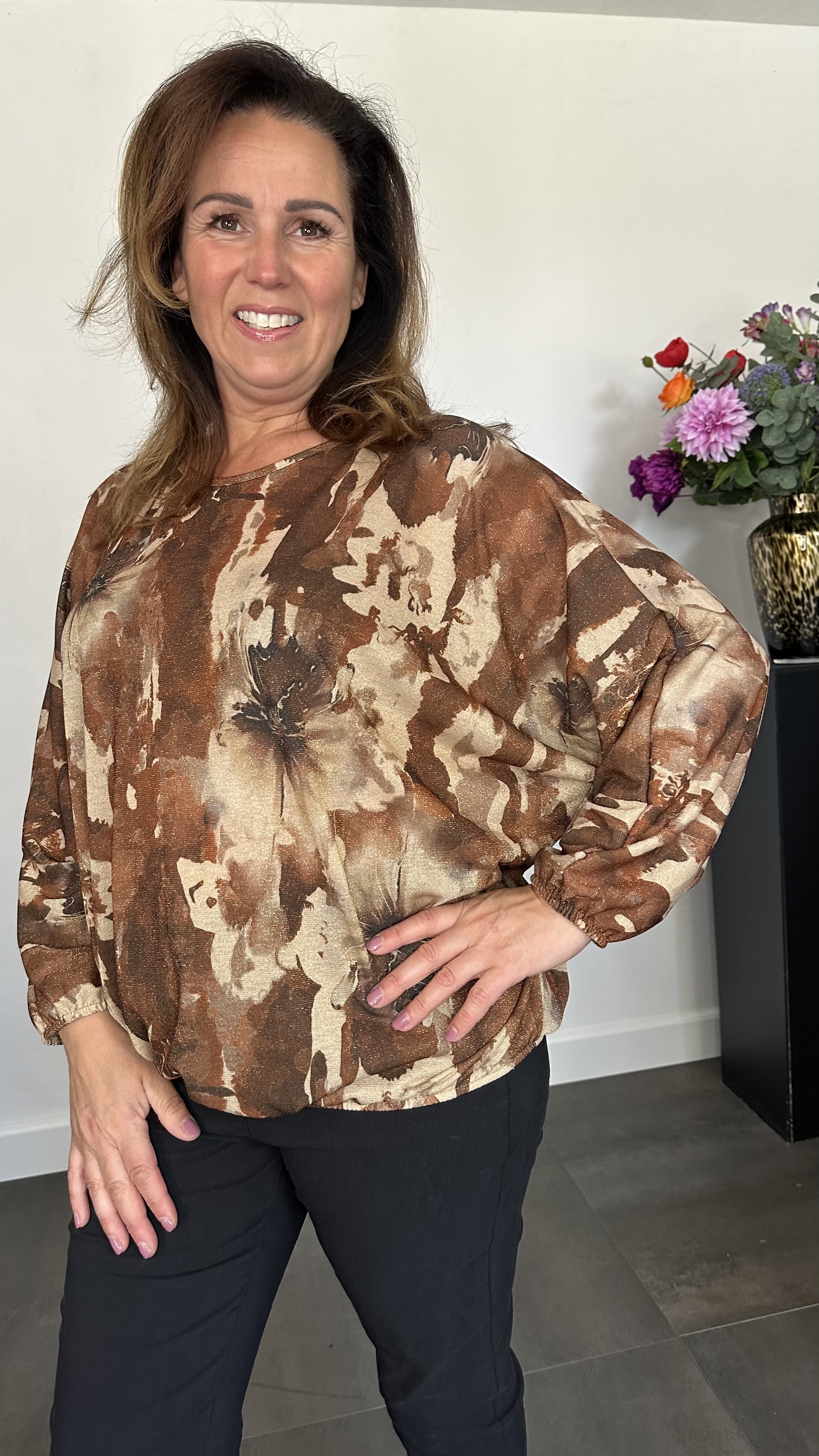 Top met elastiek marble flower cognac/bruin