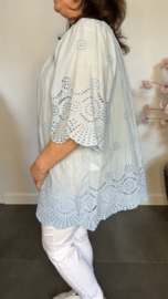 Broderie top Aurora ijsblauw