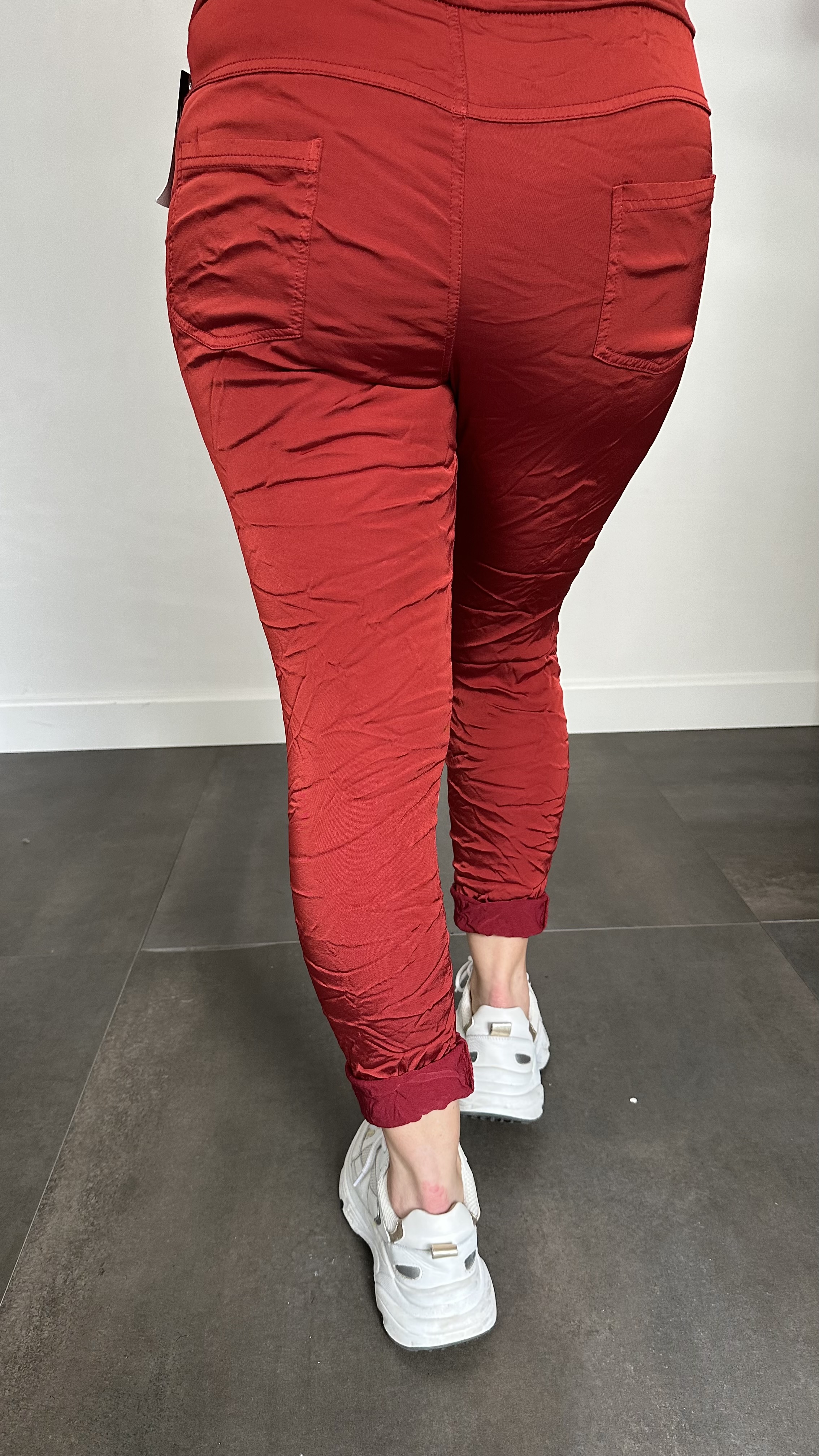 Joggjeans met glans bordeaux rood
