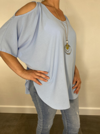 Top met open schouders+ ketting licht blauw