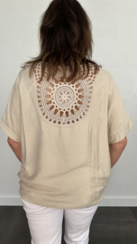 Top met gehaakt detail op de rug zand