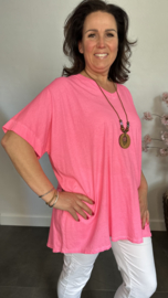 T-Shirt Dewi met GRATIS ketting pink neon