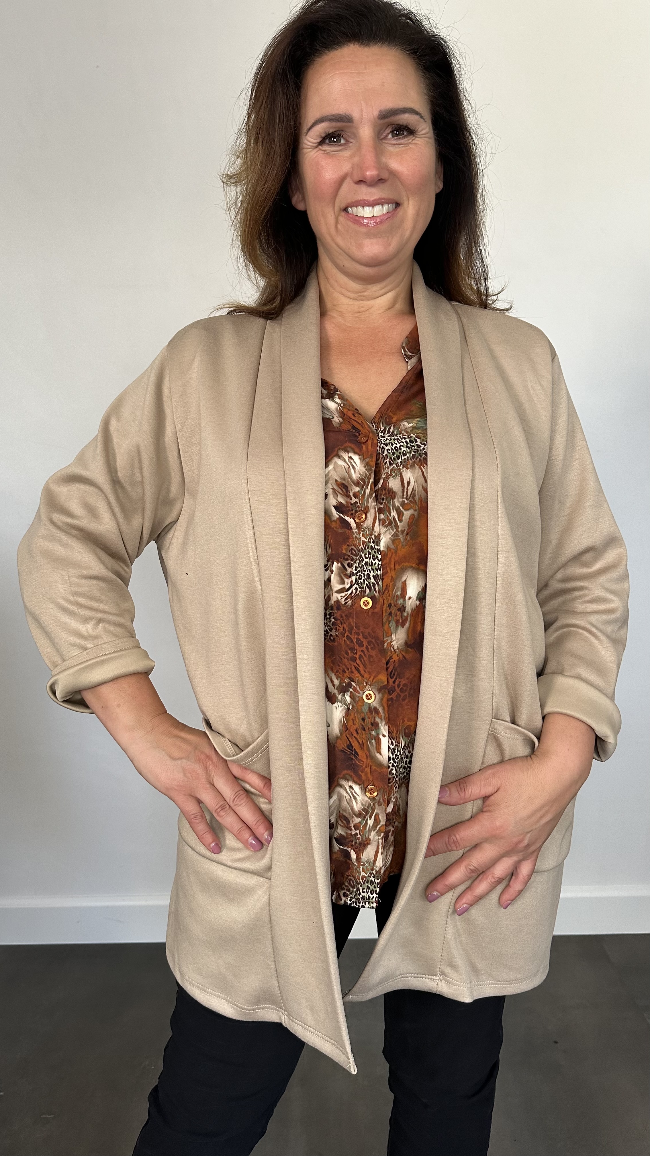 Vest Lisa met sjaalkraag +SIZE zand