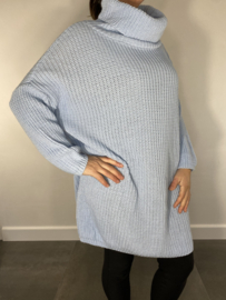 Lange grof gebreide trui met wijde col ijs blauw SALE