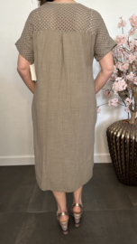 Linnenlook jurk met gehaakt kant Taupe