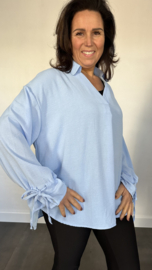 Blouse Tamara met ruche en strik +SIZE ijsblauw