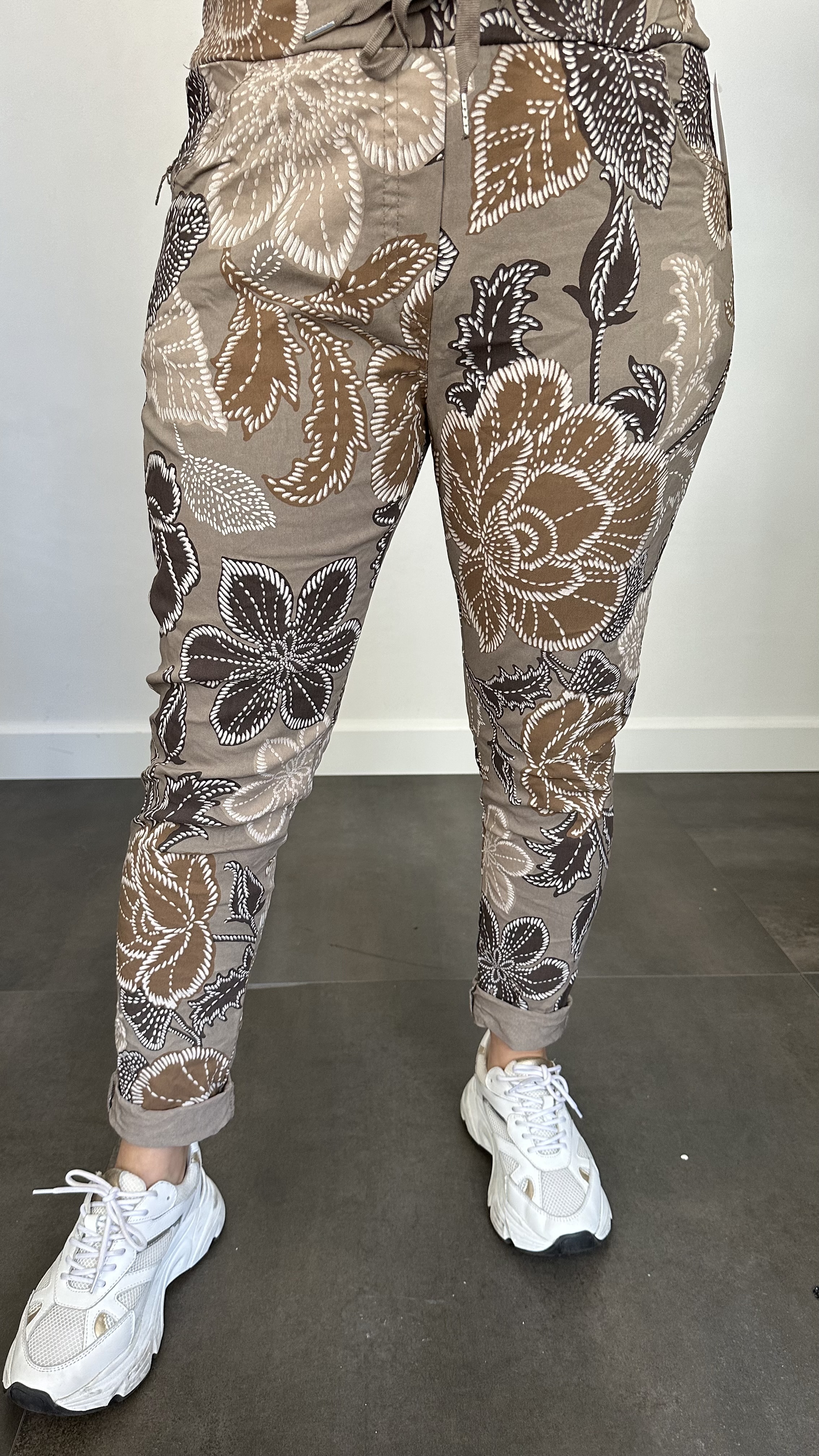 Joggjeans Feline gebloemd taupe