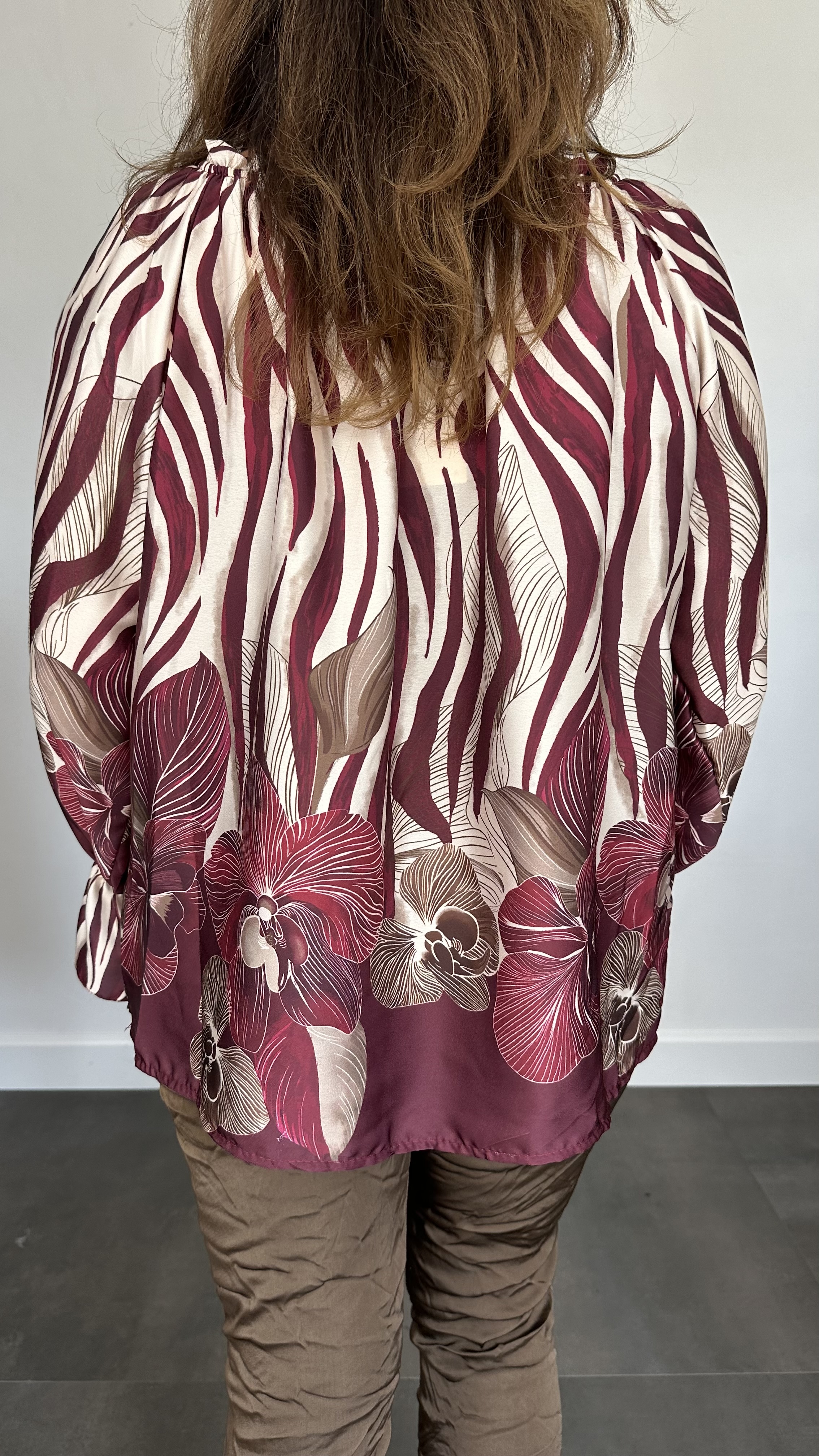 Satijnen blouse zebra/flowers bordeaux
