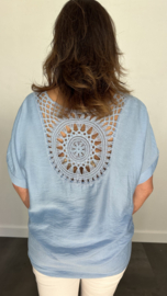 Top met gehaakt detail op de rug ijs blauw