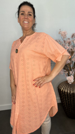 Broderie tuniek met knoop Koraal