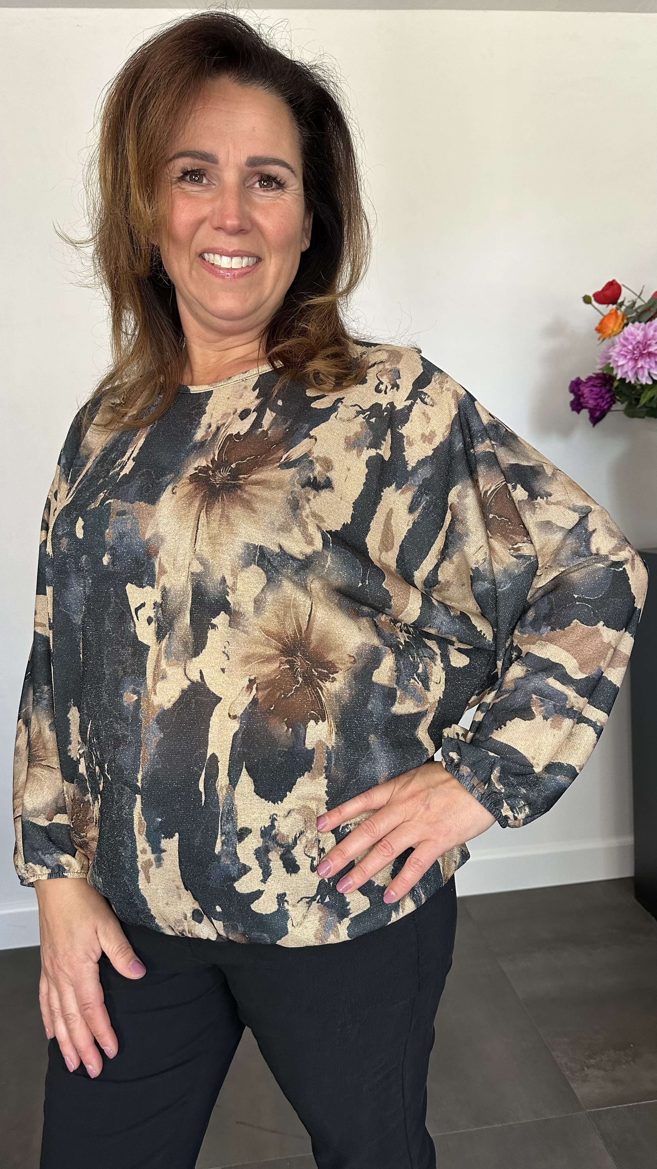 Top met elastiek marble flower blauw/bruin