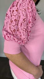 Truitje met v-hals en kanten pofmouw pink