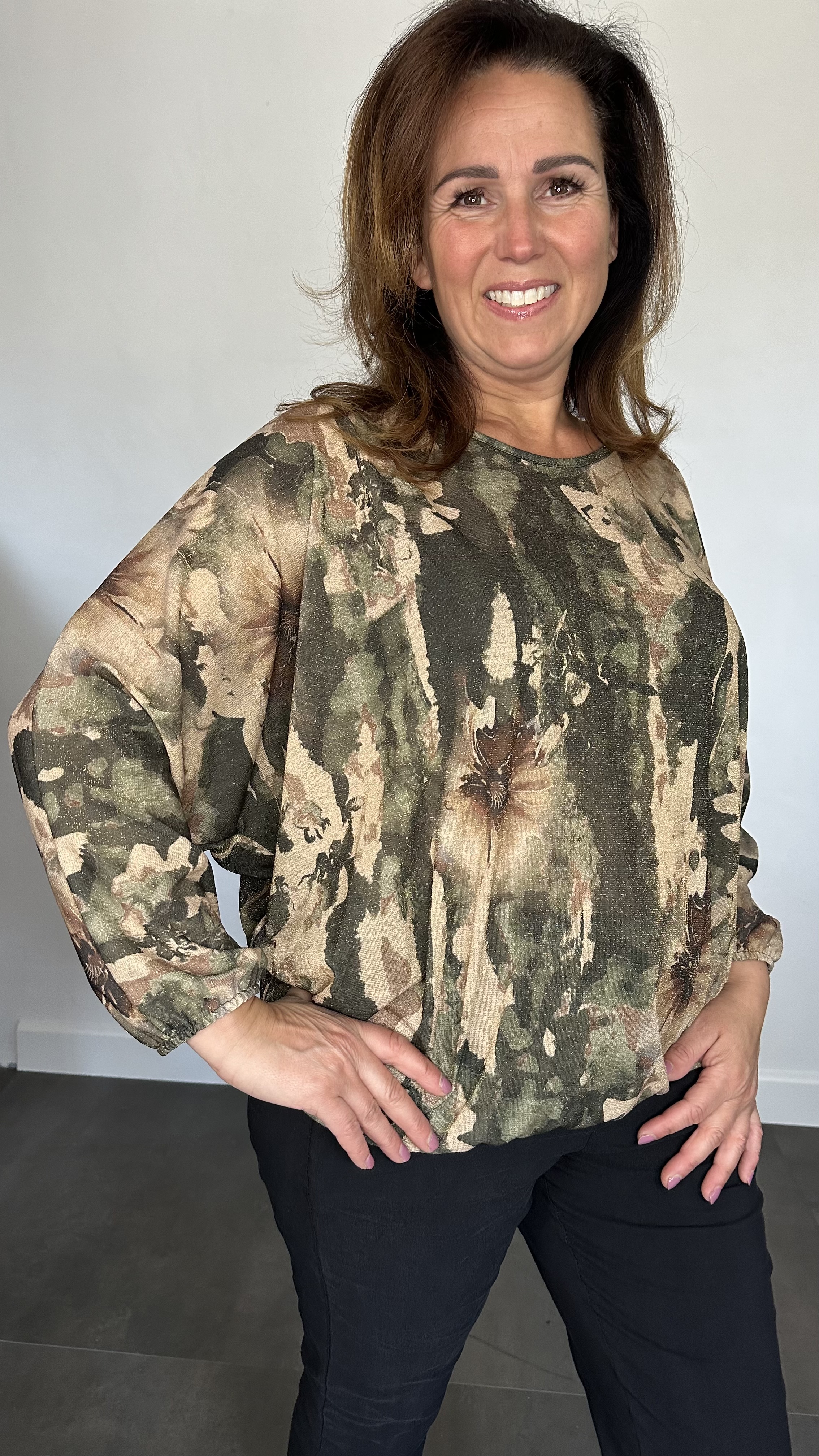 Top met elastiek marble flower army/bruin