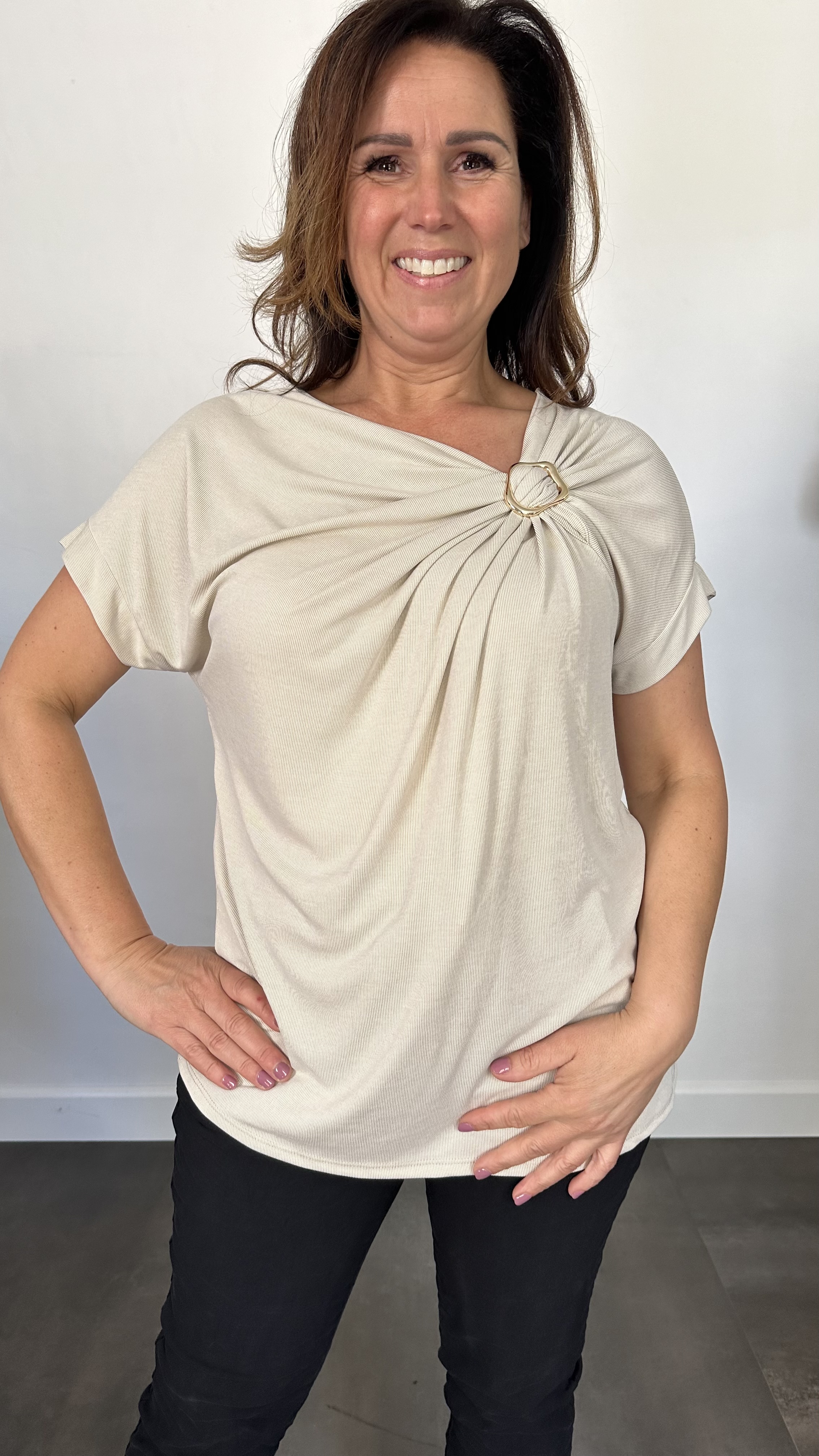 Ribbel shirt met gesp beige