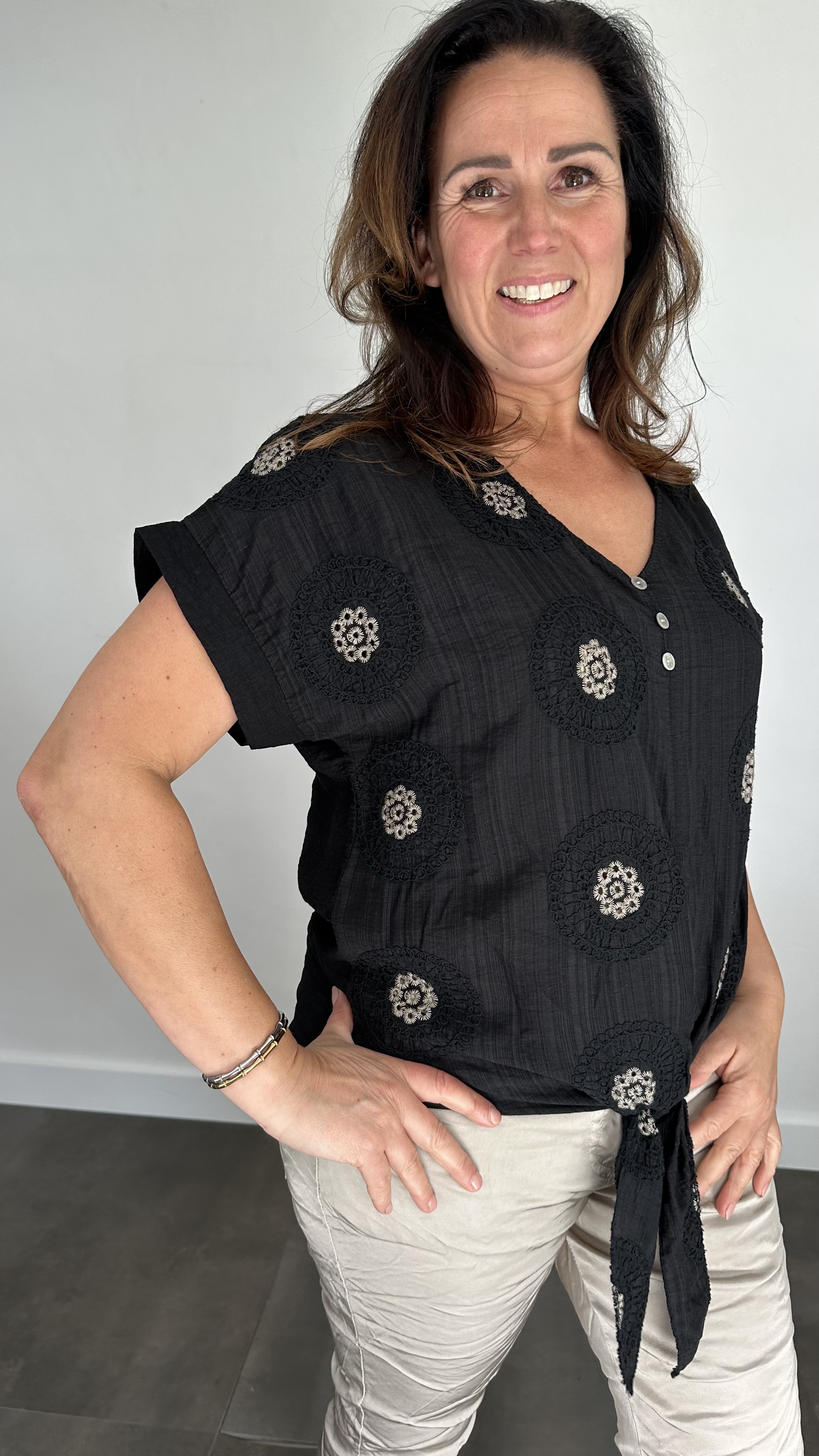 Top met knoop geborduurd zwart
