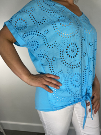 Opengewerkte blouse met knoop turquoise